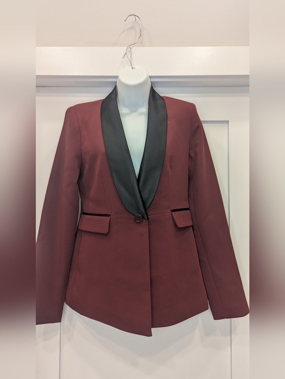Forever 21 Burgundy Blazer with Black Satin Lapel. Size M. NWT. - Picture 4 of 10